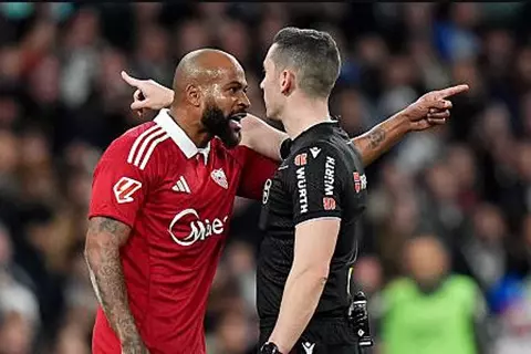 بسبب ترهيب الحكم.. إيقاف لاعب إشبيلية 6 مباريات في الدوري الإسباني